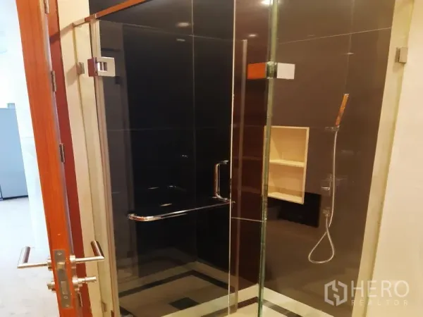 คอนโด ให้เช่าในKhlong Toei, Bangkok - ห้องอาบน้ำกระจกกั้น ผนังกระเบื้องสีเข้ม พร้อมฝักบัว