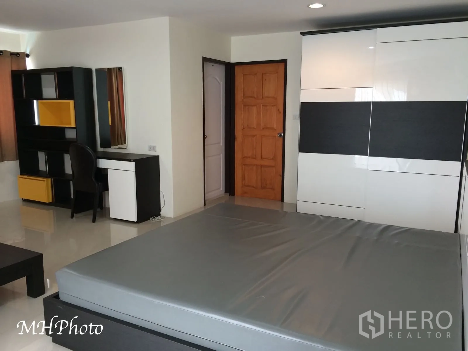 คอนโด ให้เช่าในWatthana, Bangkok - ห้องนอนที่สองพร้อมตู้เก็บของบิวท์อิน โต๊ะทำงาน และตู้เสื้อผ้าบานเลื่อน