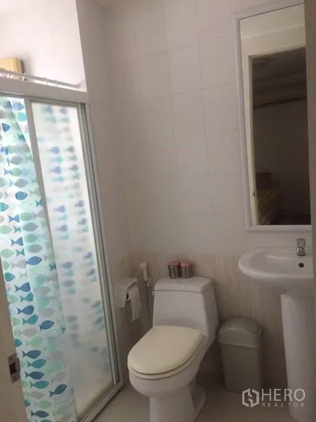 ทาวน์เฮาส์ ให้เช่าในBang Kapi, Bangkok - ห้องน้ำสะอาด พร้อมตู้ชาวเวอร์กระจก โถสุขภัณฑ์ และอ่างล้างหน้าแบบขาตั้ง