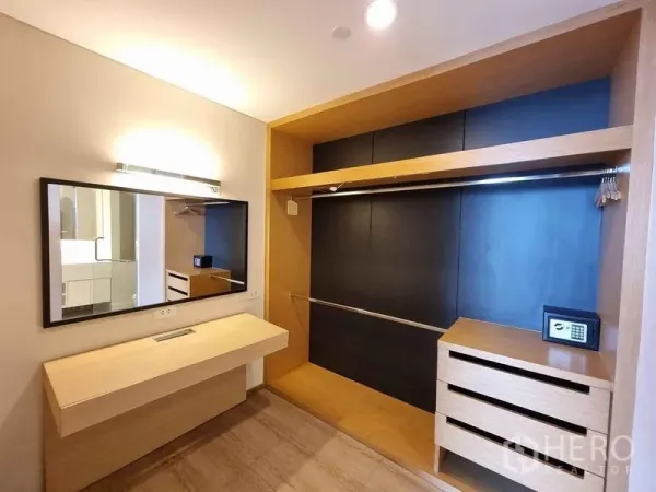 Condominium for rent in Watthana, Bangkok - Built-in walk-in closet with dressing table, mirror, drawers and a safe.