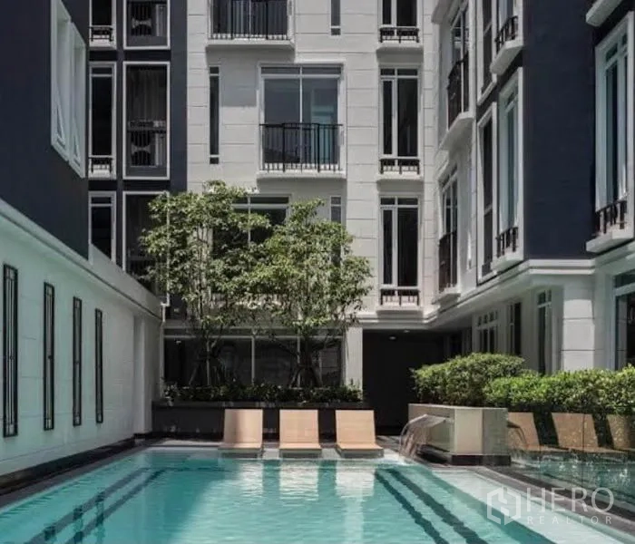 คอนโด ให้เช่าในSathon, Bangkok - สระว่ายน้ำกลางคอนโด พร้อมเตียงอาบแดด สวนเขียว และอาคารโลว์ไรส์