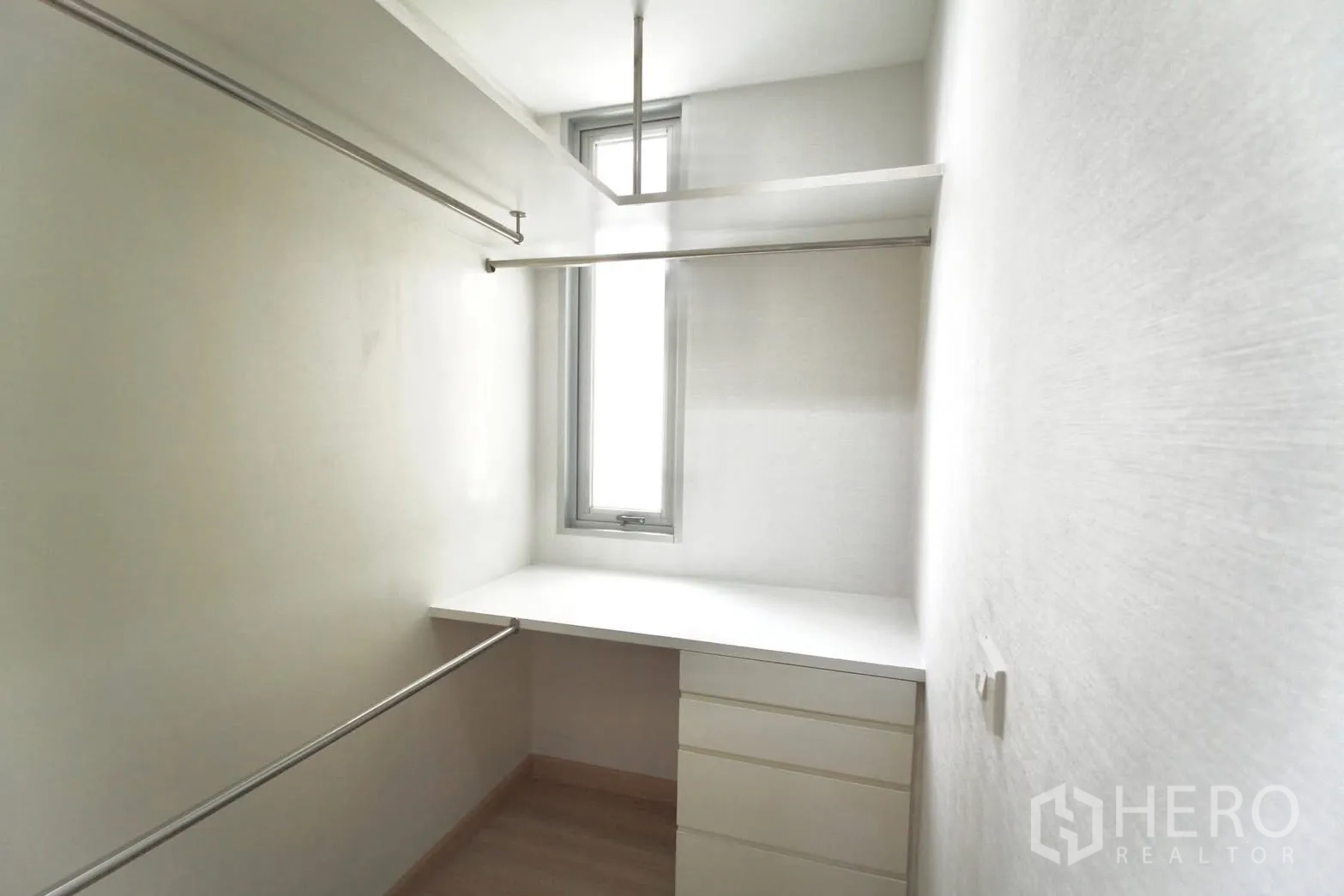 คอนโด for rent in Pathum Wan, Bangkok - ห้องแต่งตัวแบบวอล์คอินพร้อมลิ้นชัก ราวแขวน และหน้าต่างบานแคบรับแสง