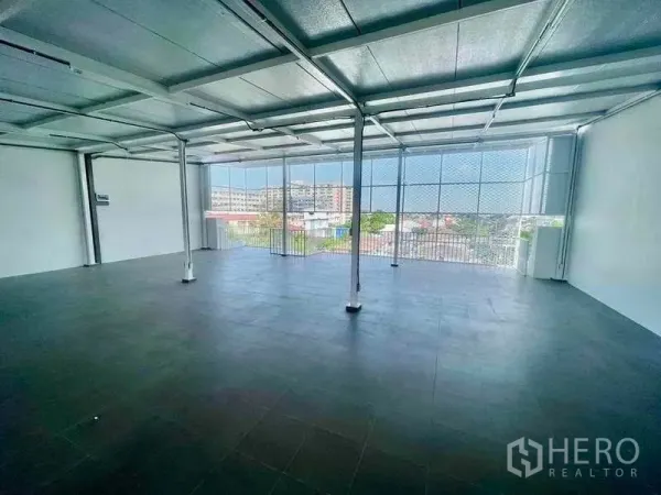 สำนักงานที่บ้าน ให้เช่าหรือขายในBang Kapi, Bangkok - ชั้นทำงานโปร่งโล่ง ผนังตะแกรงรับลม มองเห็นวิวเมืองและแสงธรรมชาติ