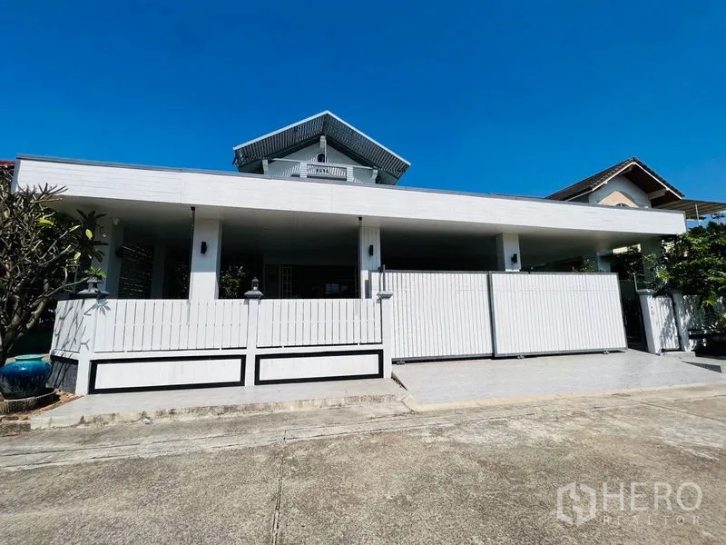 บ้าน ขายในLat Krabang, Bangkok - ด้านหน้าบ้านพร้อมชานกว้าง ประตูรั้วสมัยใหม่สีขาว