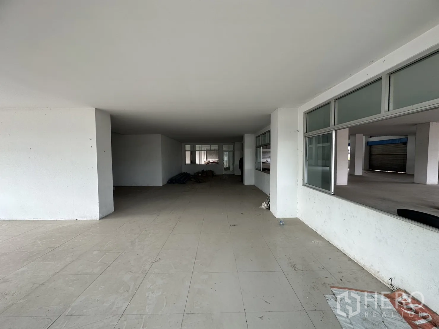 工厂 出租在Pak Kret, Nonthaburi - 长走廊式办公室，地砖铺设并设外向窗户。