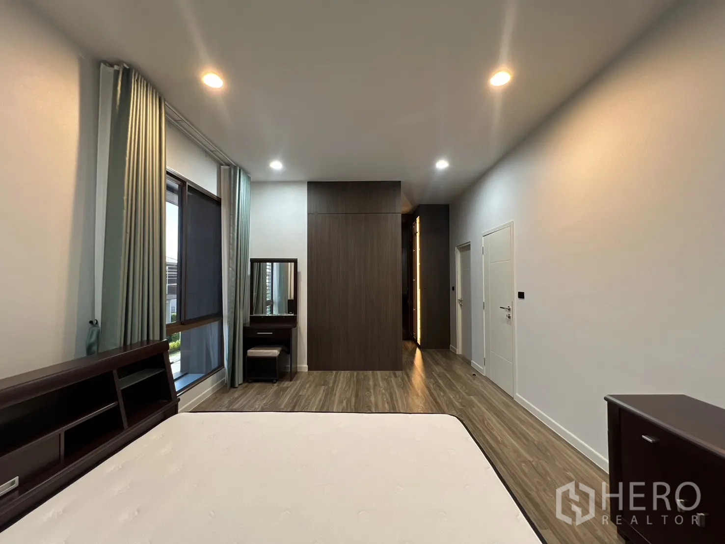 Detached House for rent or sale in Bang Kapi, Bangkok - Master bedroom view toward built-in wardrobe and dressing table