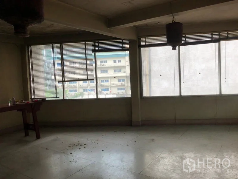 อาคารพาณิชย์ ให้เช่าในBangkok - พื้นทีเปิดโล่งพร้อมหน้าต่างกว้าง มองเห็นอาคารเมืองและพื้นคอนกรีต