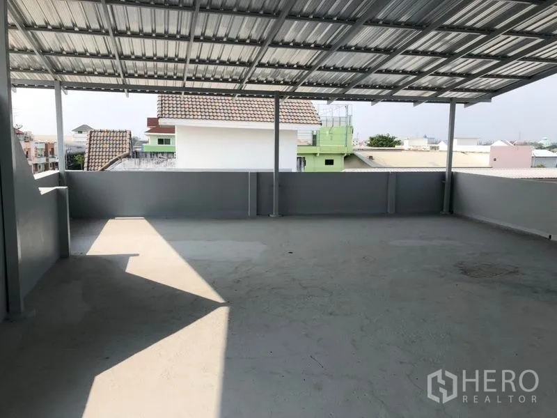 工厂 出租在Pak Kret, Nonthaburi - 带金属顶棚的屋顶露台，视野开阔可作休憩区