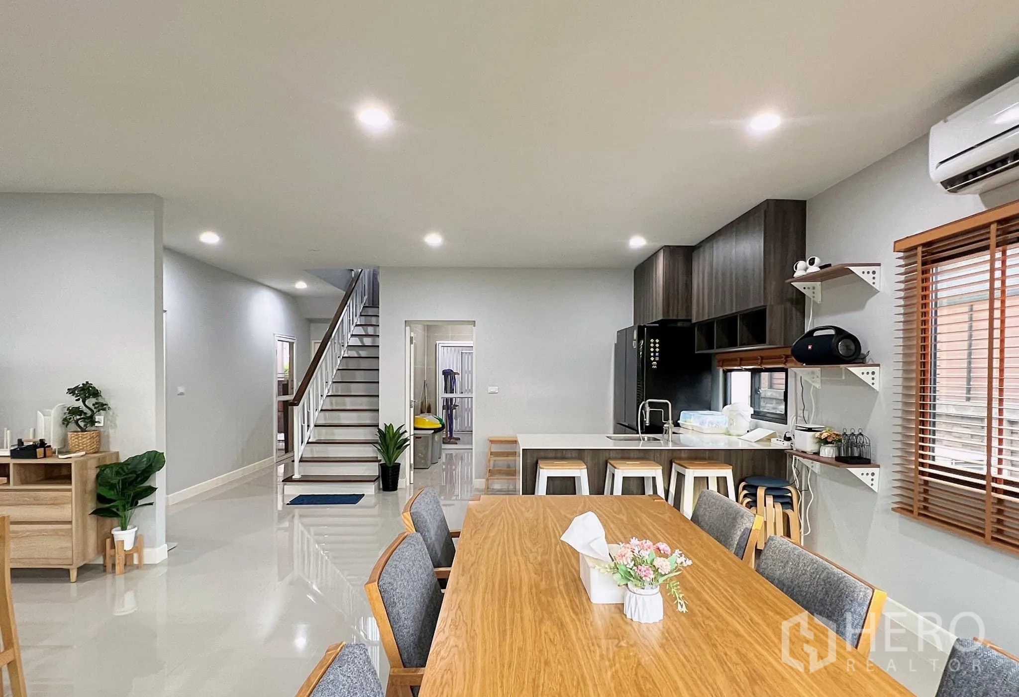 บ้าน ให้เช่าหรือขายในLam Luk Ka, Pathum Thani - โถงรับแขกและทานอาหารแบบโอเพนแพลน พร้อมครัวไอแลนด์ บันได และไฟดาวน์ไลท์