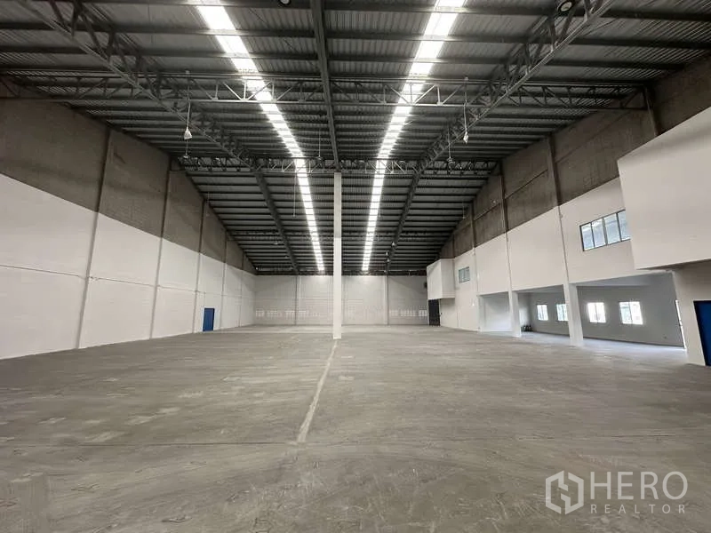 工厂 出租在Khlong Luang, Pathum Thani - 深进式仓库，挑高屋顶与大跨度地面，适合货架或装配线。