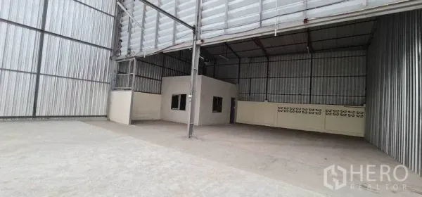 คลังสินค้า ให้เช่าในPak Kret, Nonthaburi - ภายในโกดังเพดานสูง โครงสร้างเหล็ก พร้อมห้องออฟฟิศขนาดเล็ก