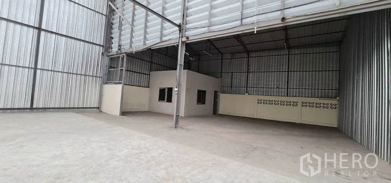 คลังสินค้า ให้เช่าในPak Kret, Nonthaburi - ภายในโกดังเพดานสูง โครงสร้างเหล็ก พร้อมห้องออฟฟิศขนาดเล็ก