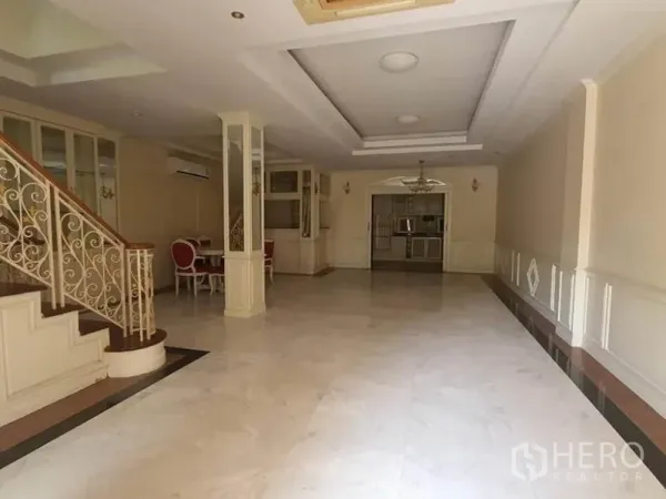 ทาวน์เฮาส์ ให้เช่าในHuai Khwang, Bangkok - พื้นที่นั่งเล่นแบบเปิดโล่ง ปูพื้นหินอ่อน ฝ้าเพดานหลุมพร้อมไฟดาวน์ไลท์