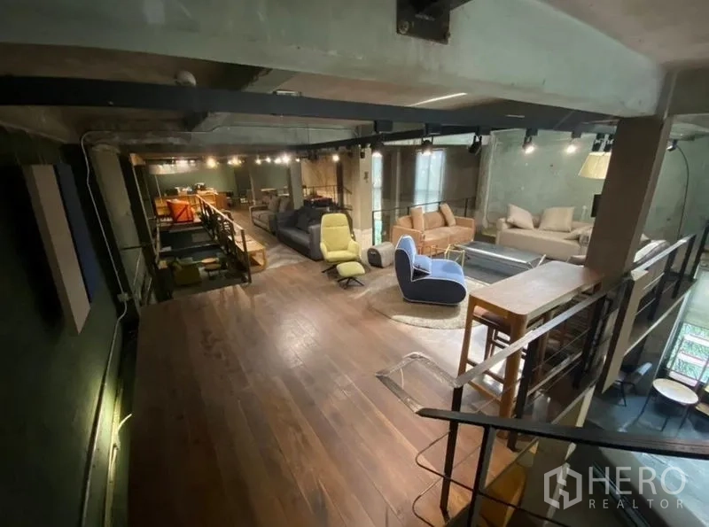 零售空间 出租在Bang Na, Bangkok - 夹层木地板，休闲组合与轨道照明。