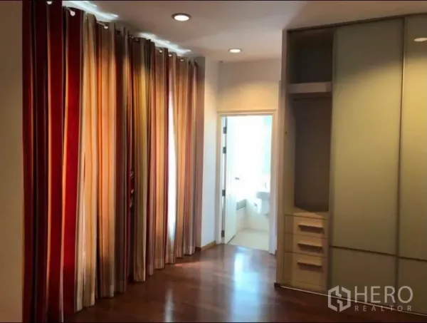 ทาวน์เฮาส์ ให้เช่าในChatuchak, Bangkok - โถงห้องนอน ผ้าม่านลายทางสูงจรดเพดาน ตู้เสื้อผ้าบิลท์อิน และประตูเข้าห้องน้ำในตัว