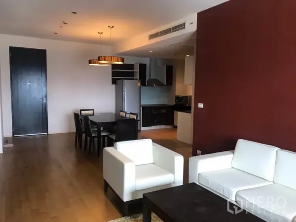 คอนโด ให้เช่าในWatthana, Bangkok - ห้องนั่งเล่นสว่างพร้อมโซฟาสีขาว เชื่อมต่อส่วนทานอาหารและครัวแบบเปิดพร้อมตู้เย็นสแตนเลส