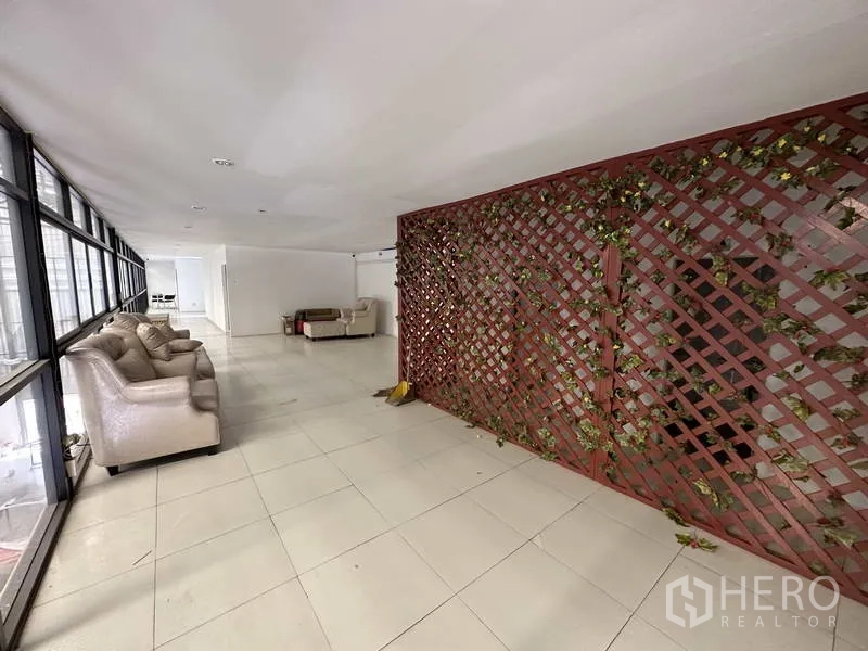 货栈 出租在Bang Khen, Bangkok - 从夹层窗户俯视仓库地面与设备区域。