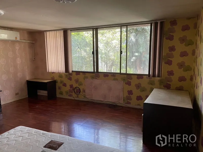 สำนักงานที่บ้าน ให้เช่าในWatthana, Bangkok - ห้องนอนหน้าต่างกว้าง เหล็กดัด รับแสงธรรมชาติ พื้นไม้