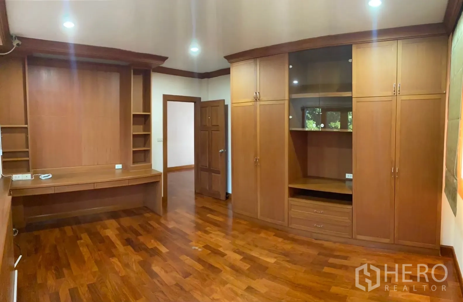 บ้าน ให้เช่าในWatthana, Bangkok - ห้องนอนใหญ่พร้อมตู้บิวท์อินโค้ง และประตูออกระเบียง