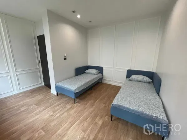 บ้าน ให้เช่าหรือขายในLat Krabang, Bangkok - ห้องนอนเตียงเดี่ยว 2 เตียง พื้นไม้ ผนังบัวปูนสีขาว สว่างโปร่ง