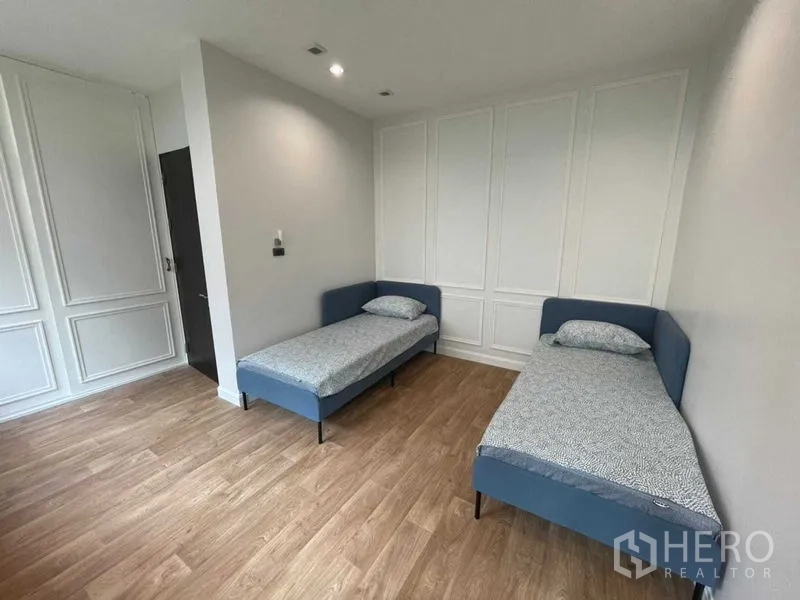 บ้าน ให้เช่าหรือขายในLat Krabang, Bangkok - ห้องนอนเตียงเดี่ยว 2 เตียง พื้นไม้ ผนังบัวปูนสีขาว สว่างโปร่ง