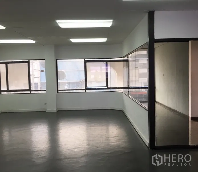 สำนักงานที่บ้าน ให้เช่าในHuai Khwang, Bangkok - พื้นที่ทำงานแบบเปิดโล่ง มีหน้าต่างบานใหญ่และไฟเพดานสว่าง.