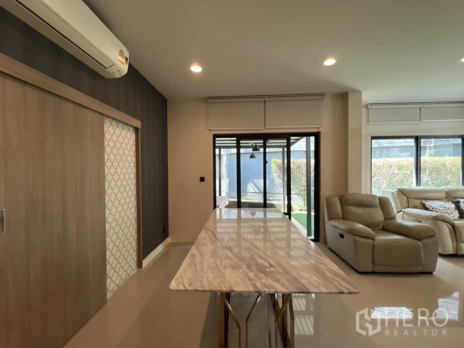 独立式住宅 出售在Bang Kapi, Bangkok - 餐岛紧邻推拉玻璃门通向露台。