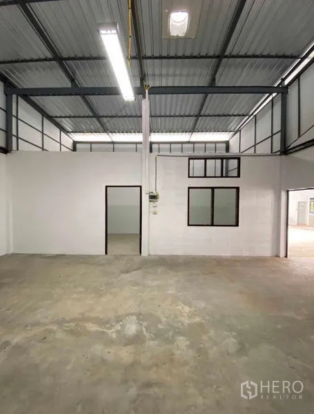 货栈 出租在Bang Khen, Bangkok - 主厂房视角，分隔房间与窗户，金属屋顶下的电力管线