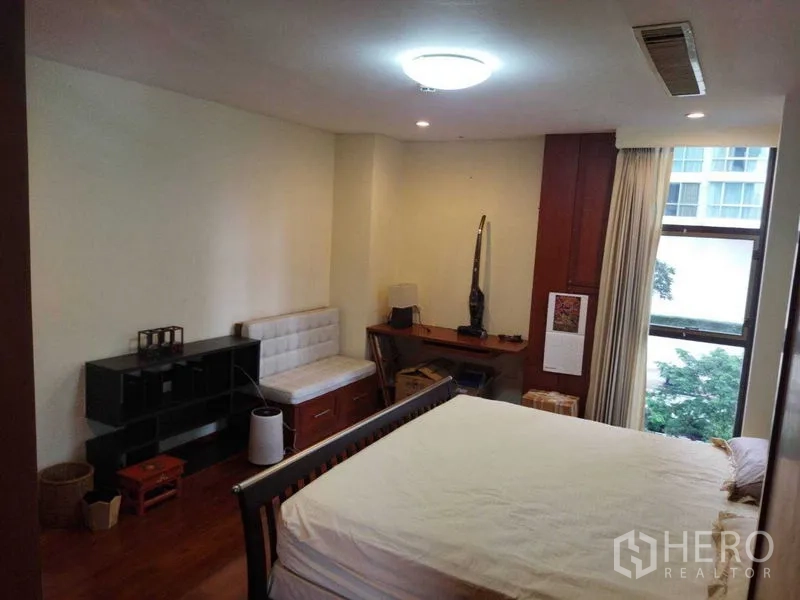 คอนโด ให้เช่าในPathum Wan, Bangkok - ห้องนอนกว้างมีเตียง โต๊ะทำงาน โซฟาเล็ก และหน้าต่างมองวิวเมือง