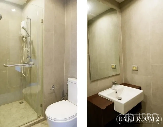 公寓 出租在Watthana, Bangkok - 现代卫生间，玻璃淋浴房、坐便与带镜洗手台