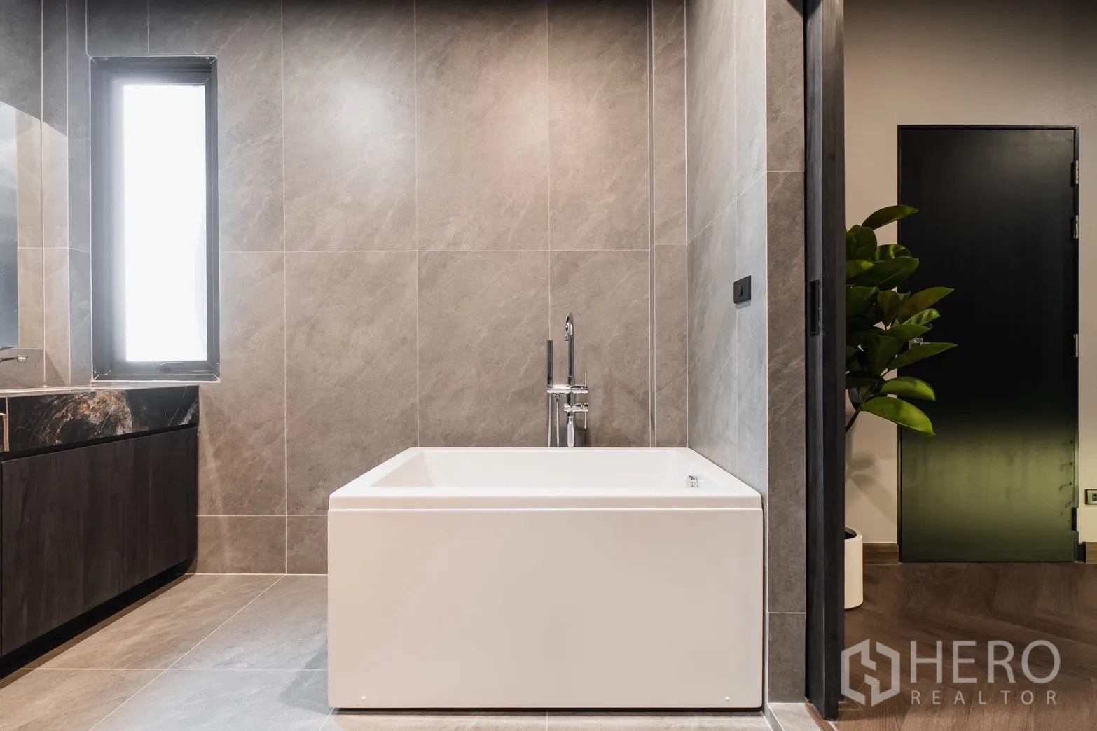 บ้าน ให้เช่าหรือขายในPrawet, Bangkok - มุมอ่างอาบน้ำข้างหน้าต่าง ในห้องน้ำกระเบื้องเทา