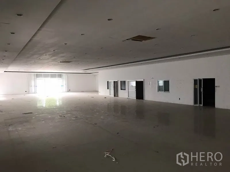 โรงงาน ให้เช่าในMueang Chon Buri, Chon Buri - โถงทำงานแบบคลีนรูมกว้าง มีประตูกระจกหลายบานและแสงธรรมชาติด้านหน้า