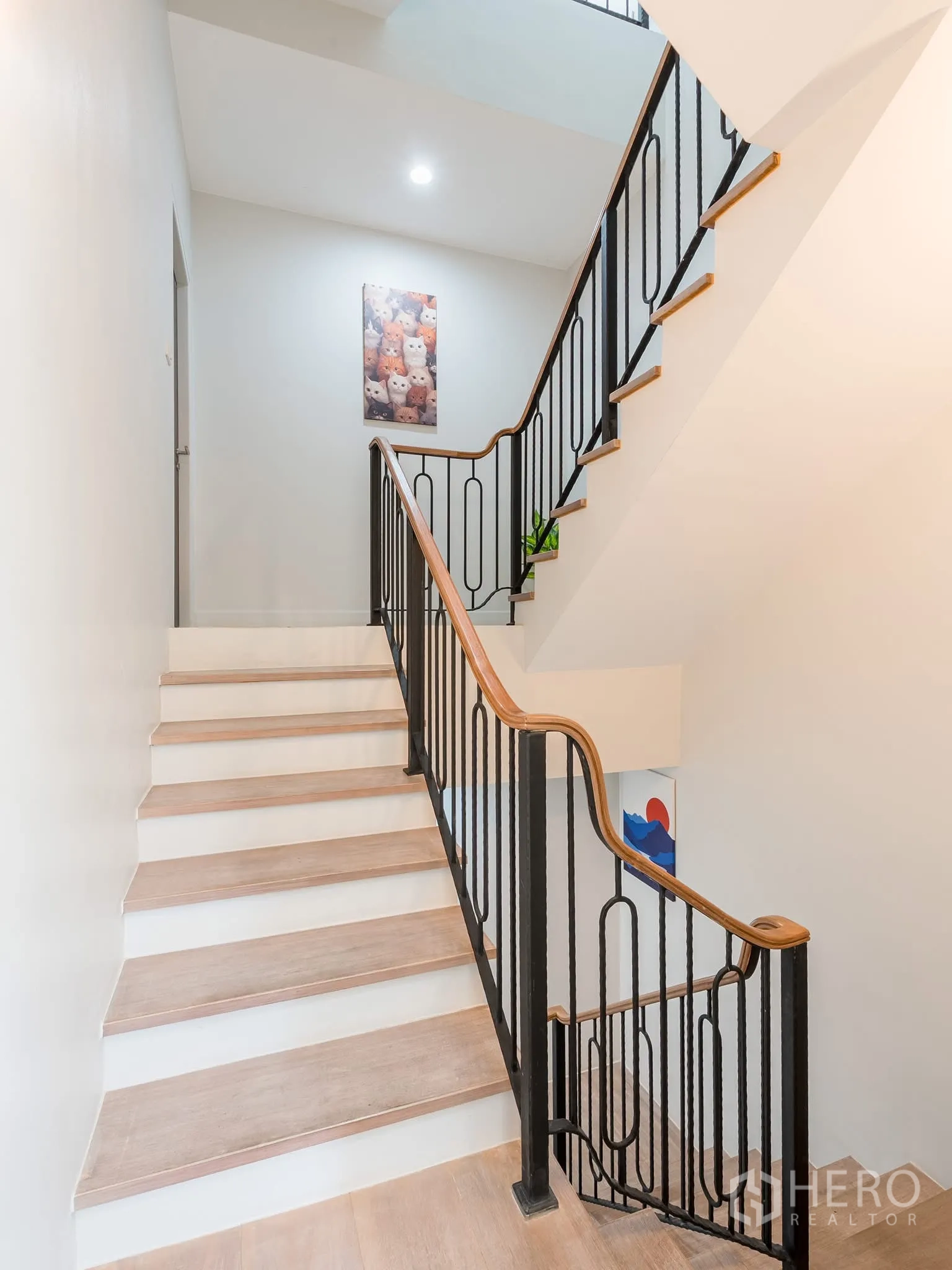 家庭办公室 for rent in Khlong Toei, Bangkok - 楼梯配铁艺栏杆、暗藏灯光与墙面装饰画。