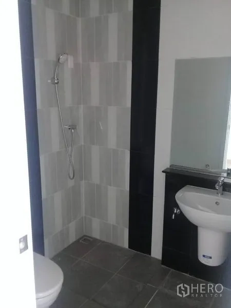 สำนักงานที่บ้าน ให้เช่าในBang Na, Bangkok - ลานด้านหน้าโครงการมีวงเวียนน้ำพุ รายล้อมด้วยอาคารโฮมออฟฟิศเตี้ย