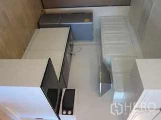 คอนโด ให้เช่าในKhlong Toei, Bangkok - ครัวกะทัดรัด ตู้สีขาว เตา เครื่องดูดควัน และตู้เย็นสแตนเลส