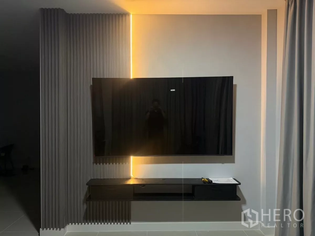 Detached House for rent in Bang Phli, Samut Prakan - Living room TV feature wall with ambient LED lighting and floating shelf.