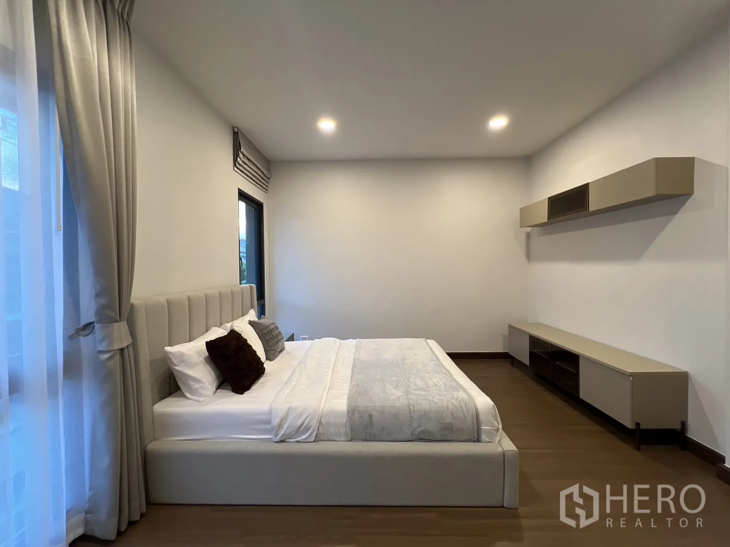 บ้าน ให้เช่าในBang Phli, Samut Prakan - ผนังห้องนอนพร้อมตู้แขวนและชั้นทีวีลอยตัว