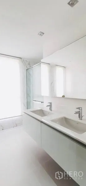 คอนโด ให้เช่าหรือขายในWatthana, Bangkok - ห้องน้ำโทนขาว อ่างล้างหน้าคู่ กระจกบานใหญ่ และฉากกั้นอาบน้ำกระจก