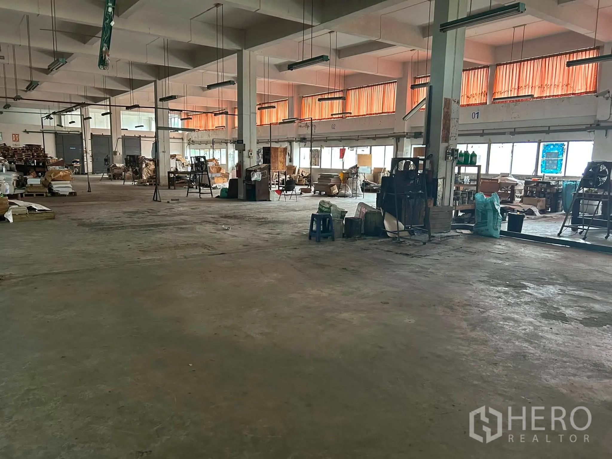 โกดัง for rent in Phra Khanong, Bangkok - ภายในโกดังพื้นที่โล่ง พื้นคอนกรีต เสาโครงสร้าง หน้าต่าง และไฟแขวนทั่วบริเวณ
