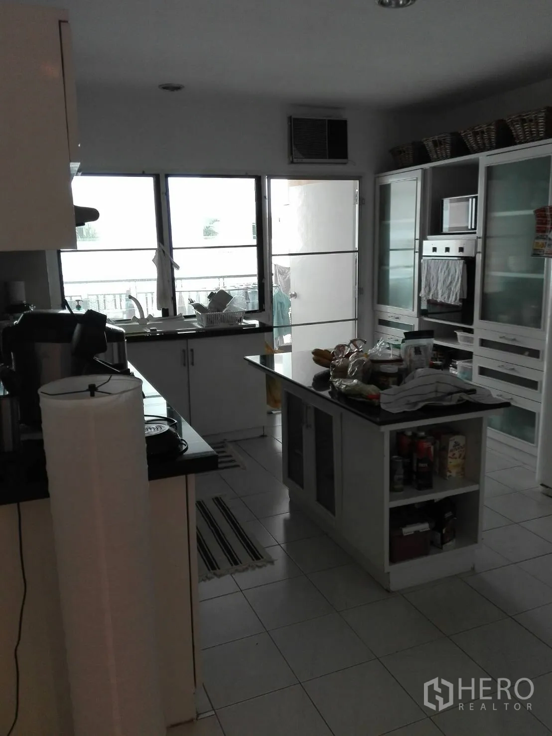 คอนโด ให้เช่าในKhlong Toei, Bangkok - ครัวปิดพร้อมไอส์แลนด์ เคาน์เตอร์หิน ตู้บิวท์อินสีขาว และเตาอบบิวท์อิน