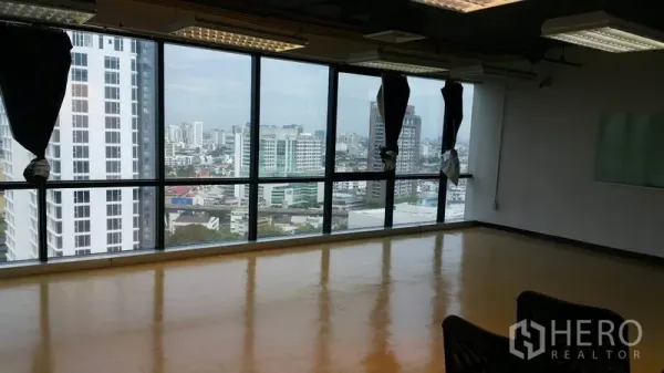 สำนักงาน ให้เช่าในKhlong Toei, Bangkok - ห้องมุมพร้อมกระจกบานใหญ่ แสงธรรมชาติเต็มที่ และวิวเมืองพาโนรามา