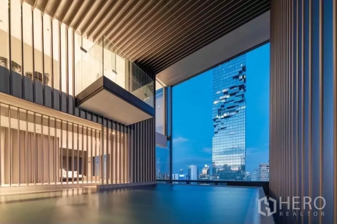 公寓 出租在Bang Rak, Bangkok - 无边泳池露台，眺望城市天际线与地标高楼。