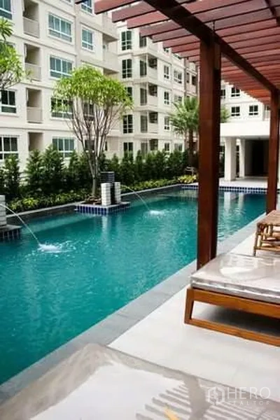 คอนโด ให้เช่าในKhlong San, Bangkok - สระว่ายน้ำกลางแจ้งของคอนโดพร้อมเตียงพักผ่อน น้ำพุ และสวนร่มรื่น