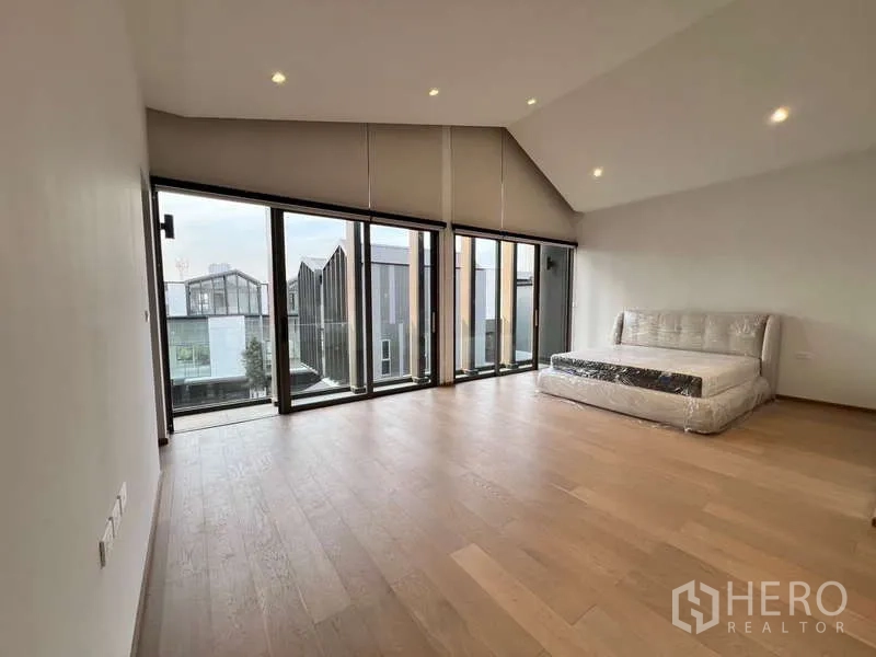 ทาวน์เฮาส์ ให้เช่าในPhra Khanong, Bangkok - ห้องนอนกว้างเพดานลาด กระจกเต็มความสูง มองเห็นวิวหมู่บ้าน