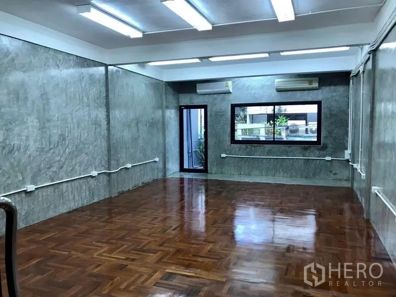 สำนักงานที่บ้าน ให้เช่าในBang Rak, Bangkok - พื้นที่สำนักงานเปิดโล่ง มีแอร์หลายเครื่อง ไฟฟลูออเรสเซนต์ และพื้นไม้เงา