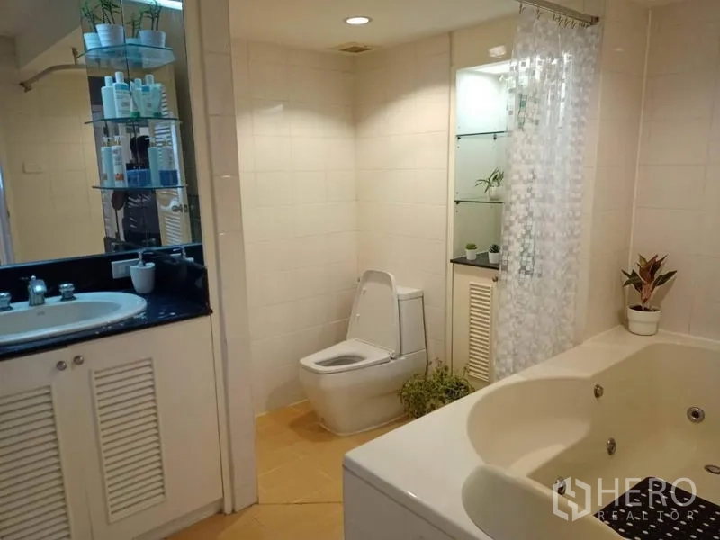 คอนโด ให้เช่าหรือขายในWatthana, Bangkok - ห้องน้ำพร้อมอ่างล้างหน้า โถสุขภัณฑ์ และอ่างจากุซซี่ขนาดใหญ่