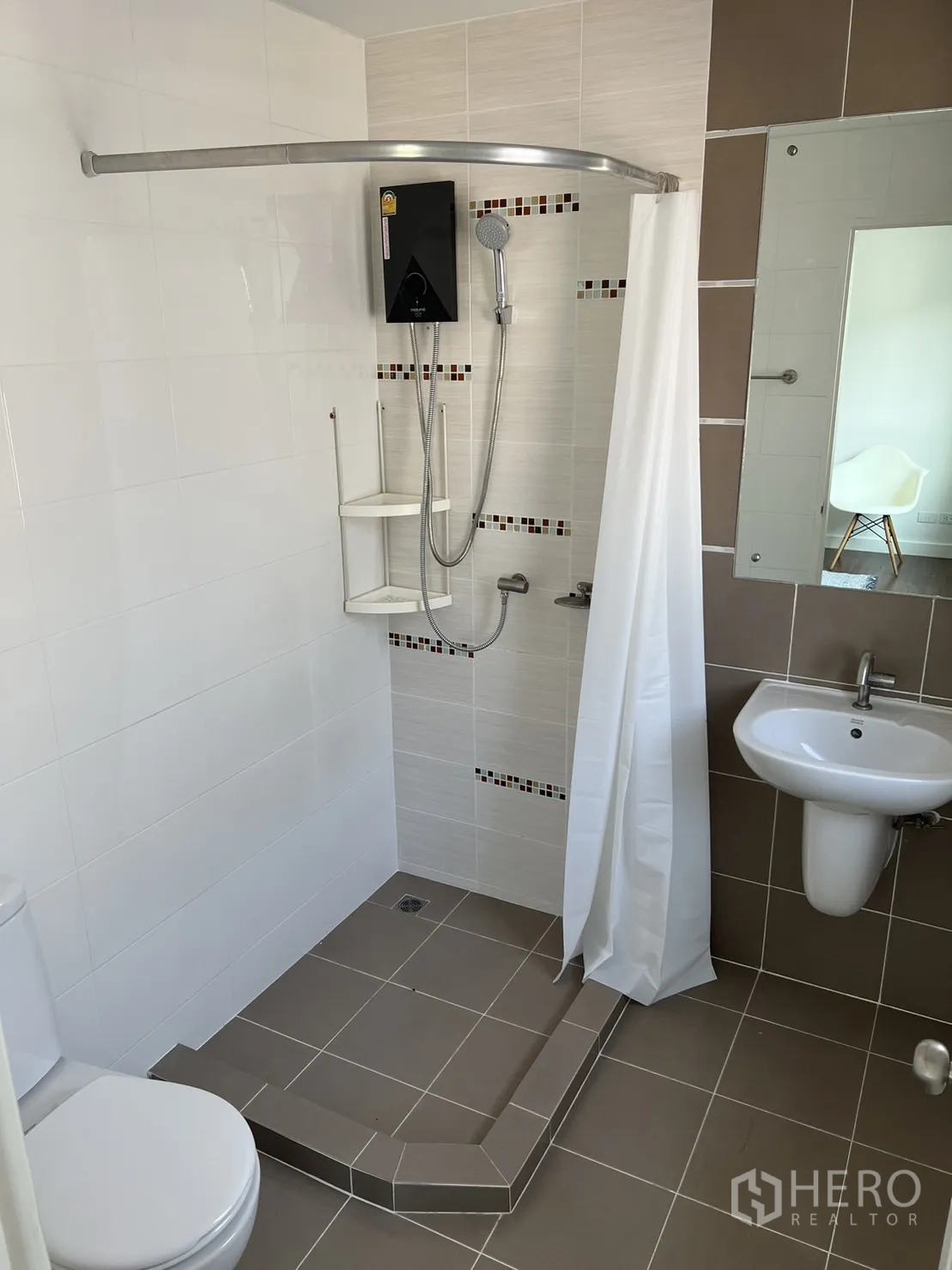 ทาวน์เฮาส์ for rent in Suan Luang, Bangkok - ห้องน้ำปูกระเบื้องพร้อมส่วนอาบน้ำแบบวอล์กอิน เครื่องทำน้ำอุ่น และโถสุขภัณฑ์.