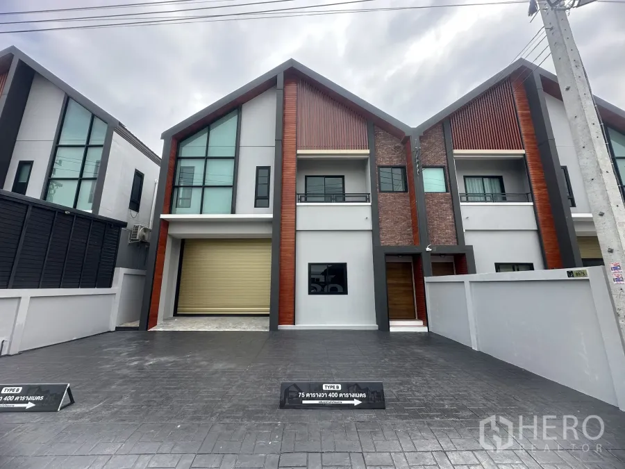 货栈 出售在Khlong Luang, Pathum Thani - Khlong Luang 现代两层仓库外观，带办公室、加宽卷闸门与私家停车前院。