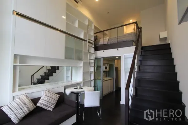 公寓 出租在Khlong Toei, Bangkok - 挑高客厅，大面积收纳与梯子，楼梯通往阁楼卧室。