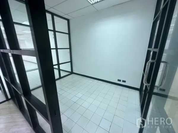 办公空间 出租在Din Daeng, Bangkok - 玻璃隔断的小型办公室，白色瓷砖地面与白墙。